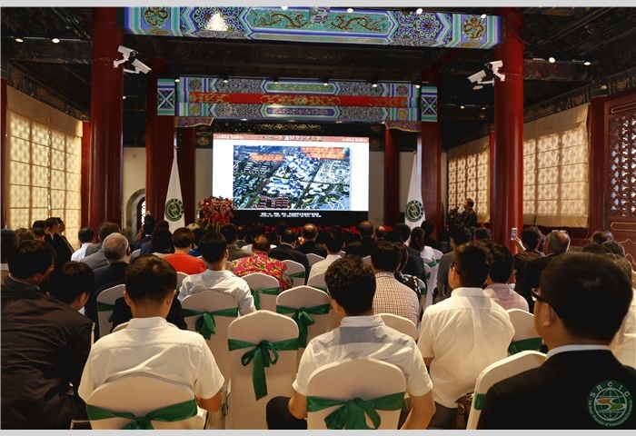 11-与会嘉宾观看“一带一路”国际文化产业园项目宣传片